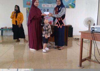 Bunda PAUD Dukuh Kupang Ibu Evi Memberikan materi mengenai SOTH