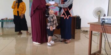 Bunda PAUD Dukuh Kupang Ibu Evi Memberikan materi mengenai SOTH