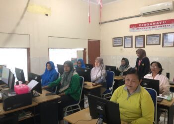 Halo lur !!!👋 Sebelumnya ada yg sudah tau belum tentang BLC (Broadband Learning Center) ⁉️⁉️ Broadband Learning Center (BLC) adalah program Pemerintah Kota Surabaya yang menyediakan pelatihan komputer dengan Gratis yang tersebar di seluruh Kota Surabaya. Broadband Learning Center bertujuan sebagai : Upaya untuk mewujudkan Masyarakat Surabaya Melek IT, Pemerintah Kota Surabaya melalui Dinas Komunikasi dan Informatika Kota Surabaya bekerjasama dengan PT Telkom Divre V Jawa Timur memberi sarana dan prasarana pembelajaran telematika sebagai upaya untuk mewujudkan tujuan nasional, khususnya dalam rangka mencerdaskan kehidupan bangsa dan mendorong tumbuhnya berbagai inovasi dalam sistem pendidikan. Perubahan besar yang terjadi dalam lingkungan global mengharuskan kita untuk mengembangkan sistem pendidikan lebih terbuka, lebih luwes, berkualitas dan dapat diakses oleh siapa saja yang memerlukan tanpa memandang usia, gender, lokasi, kondisi sosial-ekonomi, maupun pengalaman pendidikan sebelumnya. Naaah kebetulan nih diwilayah Kecamatan Sukomanunggal ada BLC Kelurahan Simomulyo. Ayooo lurr manfaatkan dengan sebaik mungkin, untuk mengasah ilmu pengetahuan di BLC Kelurahan Simomulyo. #ericahyadi #banggasurabaya #sapawargasurabaya #kecamatansukomanunggal #dinkominfosby https://www.instagram.com/p/DTYJhS-E-TU/